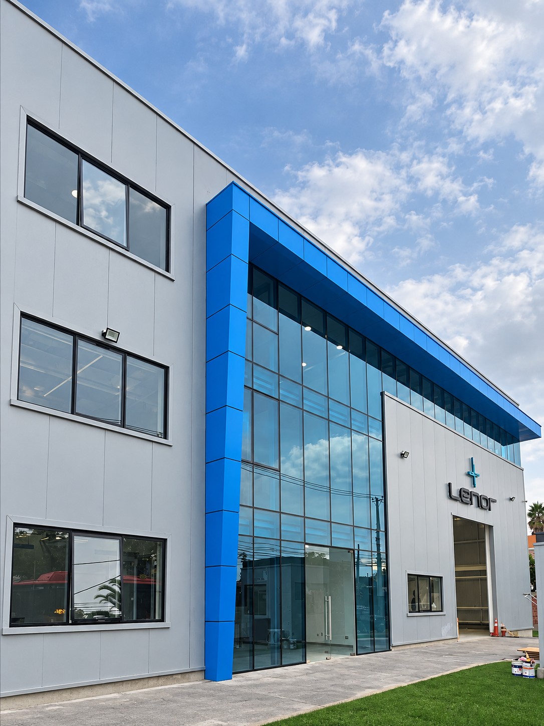 Fachada corporativa con muro cortina y perfilería azul