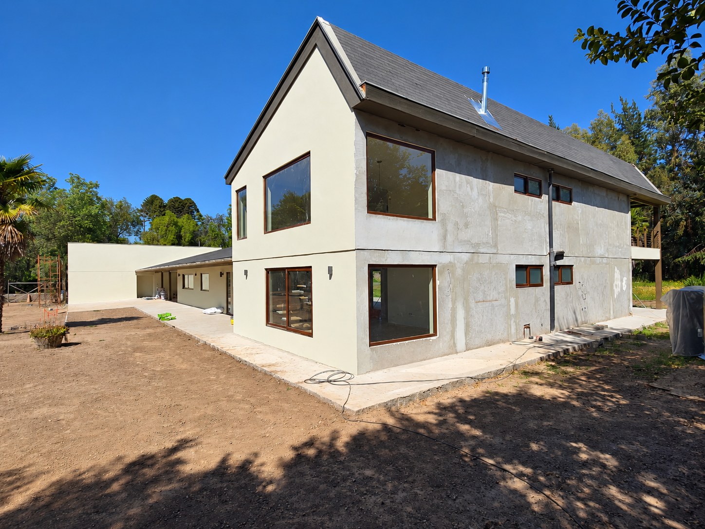 Vivienda con ventanas de aluminio y gran iluminación