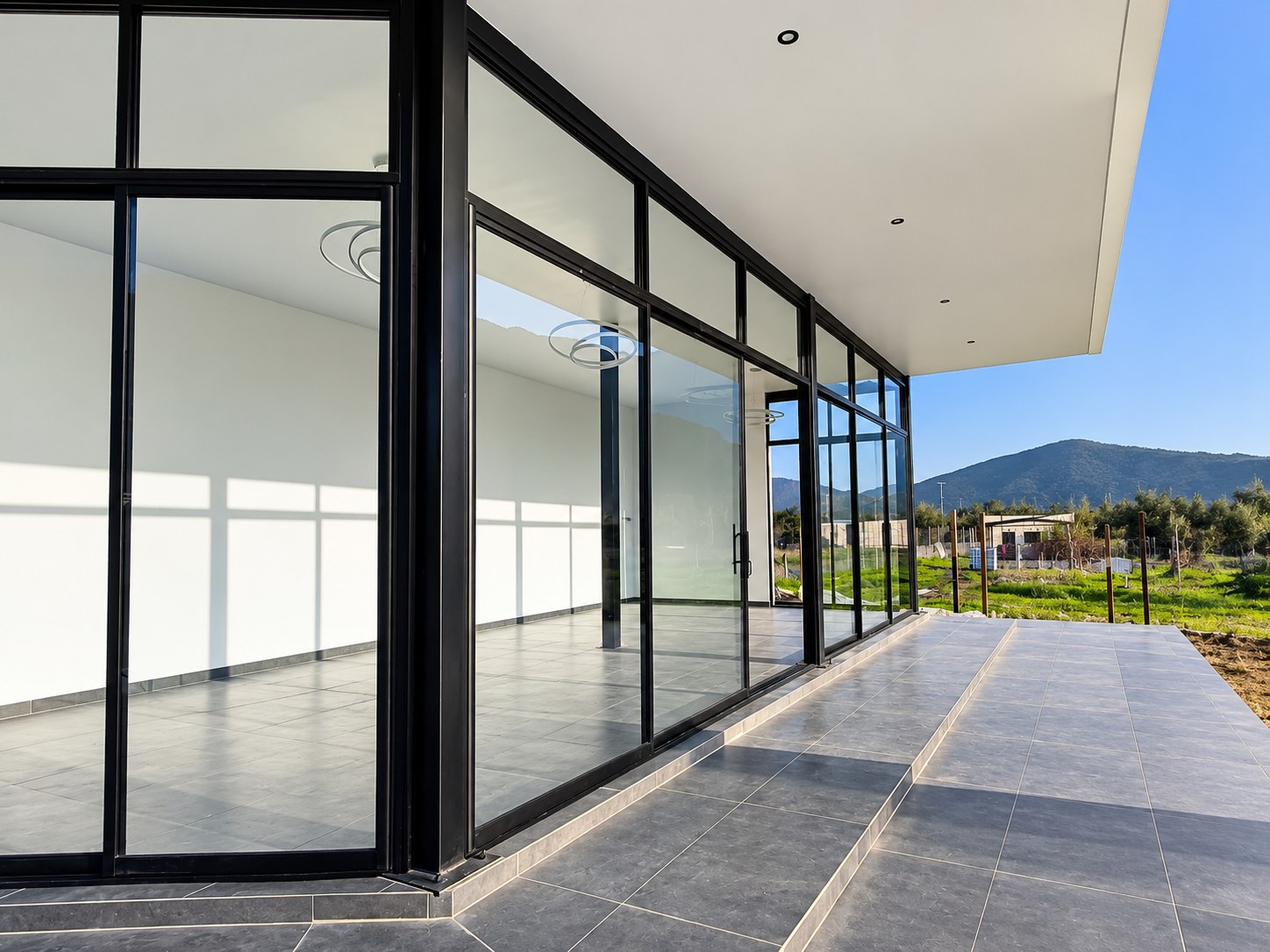 Fachada lateral con soluciones vidriadas