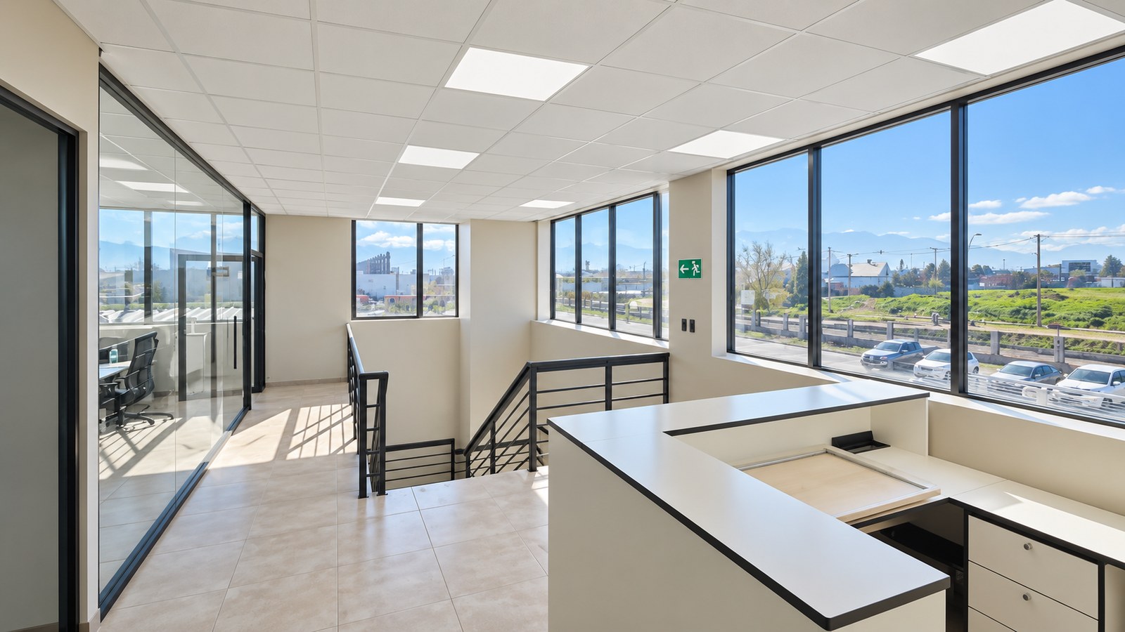 Recepción corporativa con ventanas panorámicas